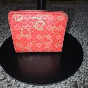 ❤️Coach Red and Gold Heart Signature Compact Wallet In Prelovef Condition